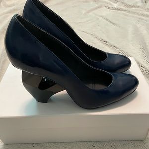 Heavy Machine Design pumps with unique heel